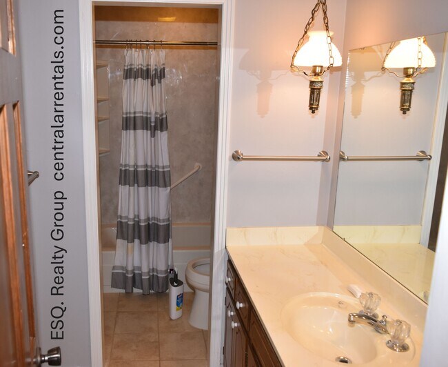 Building Photo - 4512 Somers Ave