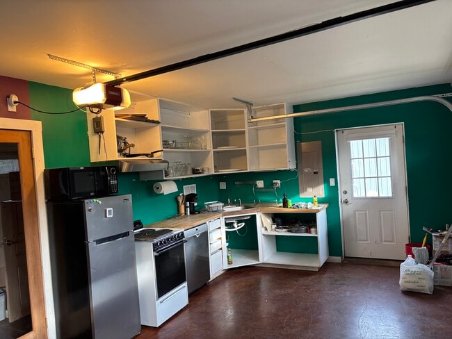 Building Photo - 2745 SE Bloomfield Rd