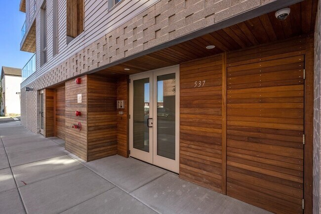 Building Photo - 537 E 2nd St