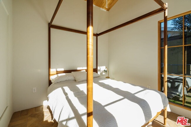 Building Photo - 2640 Clyde Ave