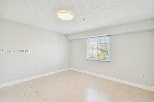 Building Photo - 2945 NE 185th St