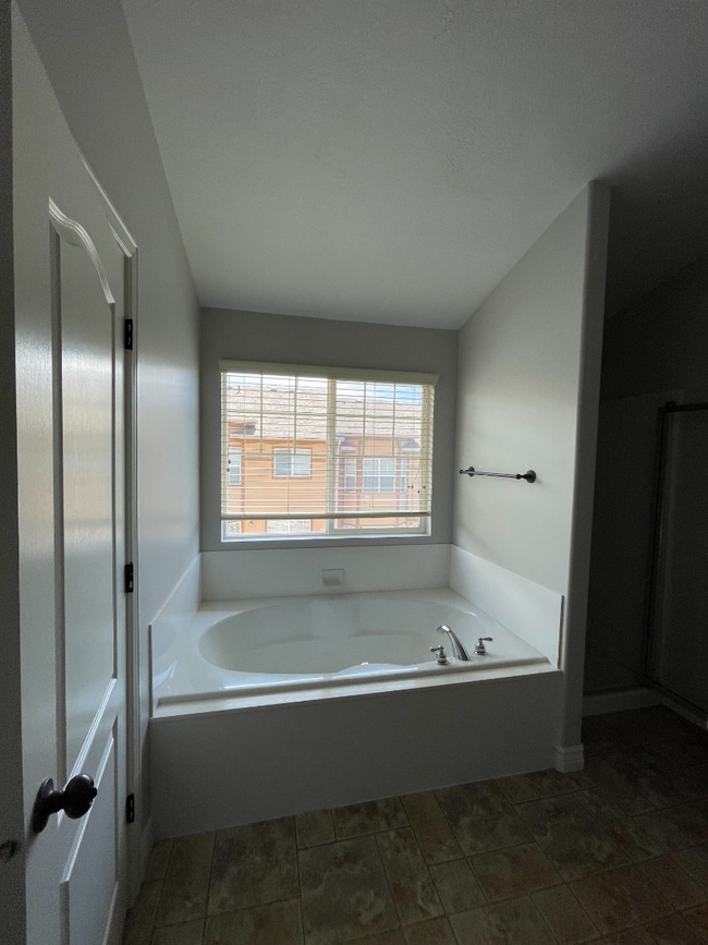 Building Photo - 14771 S Falkland Cove