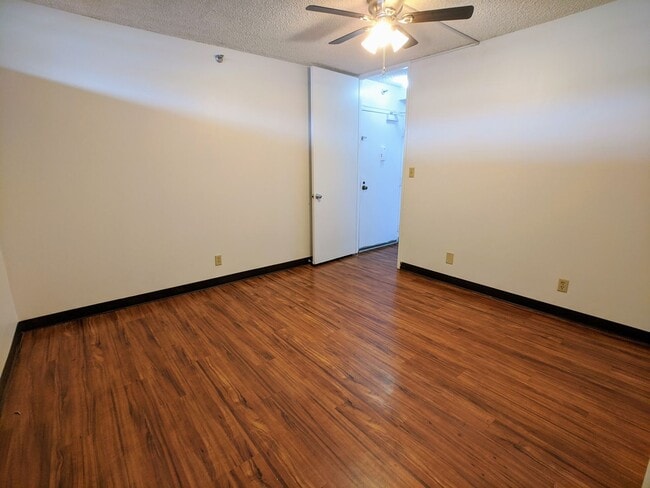 Building Photo - Golf Course, DH View 2 BR / 2 Bath w/2 Assigned Parking @ Fairway House