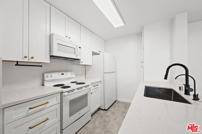 Building Photo - 4900 Overland Ave