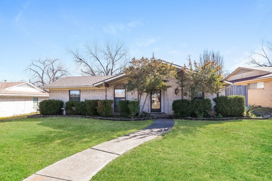 Building Photo - 2532 Belhaven Dr