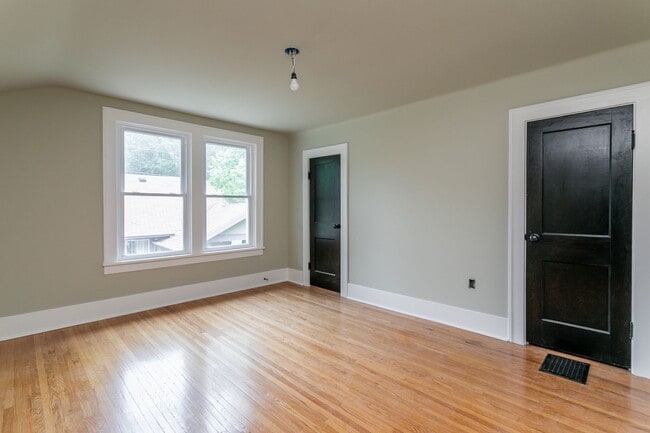 Building Photo - Recently Renovated Central Columbia Bungalow!