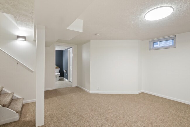 Building Photo - 1003 E Hopkins Dr