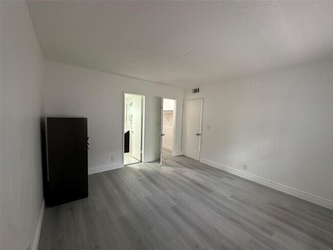 Building Photo - 651 Pine Dr