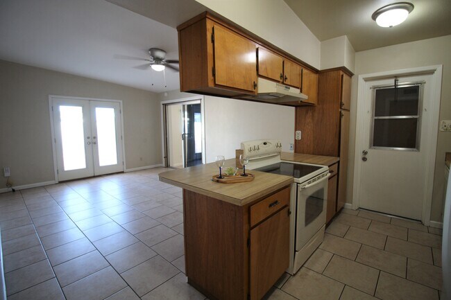 Kitchen looking into family room - 1110 E Broadmor Dr