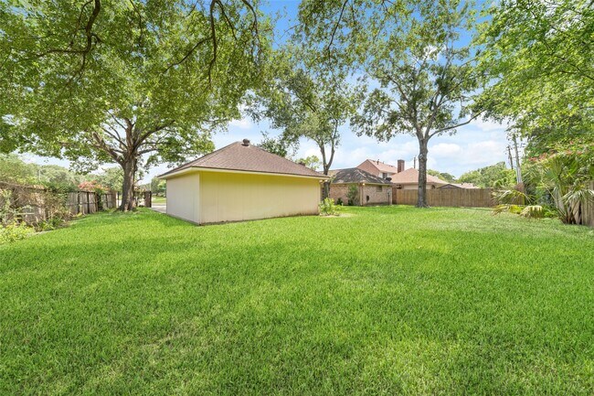Building Photo - 11838 Riverview Dr
