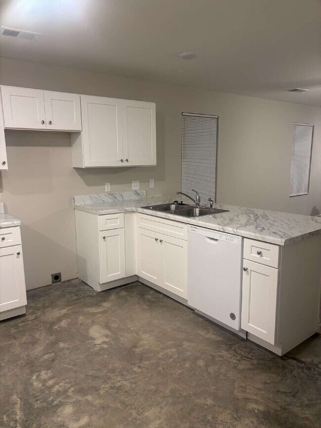 Building Photo - "Charming 4-Bedroom Retreat with 2 Full Baths on Sunny View Drive!"