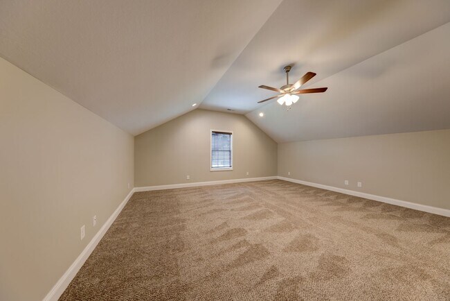 Building Photo - Sharp 3 bed 2 bath with Bonus room and nice fenced yard.