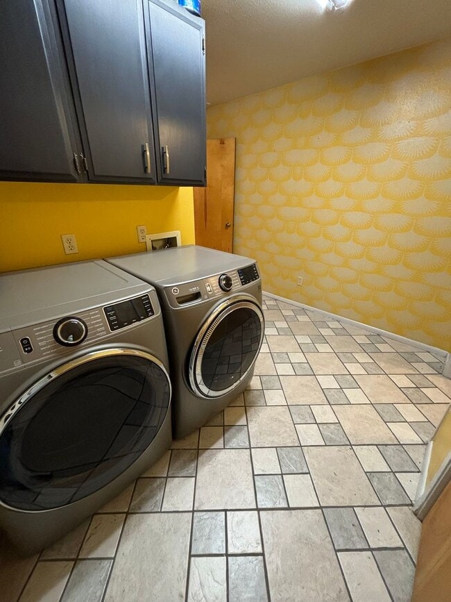 Building Photo - Spacious 4BR, 2.5BA home on 1.3 acres in Orchard Homes