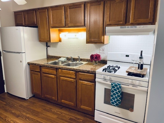 Kitchen - 260 E Lake St