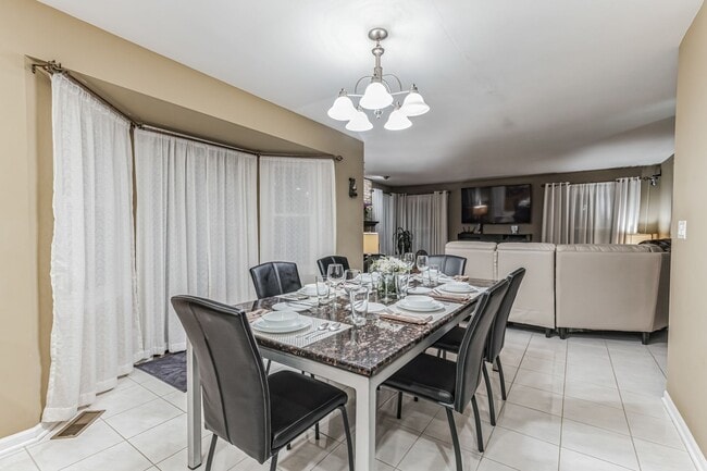 Building Photo - Fully Furnished 4 Bedroom 2.5 bathroom home in Bloomingdale