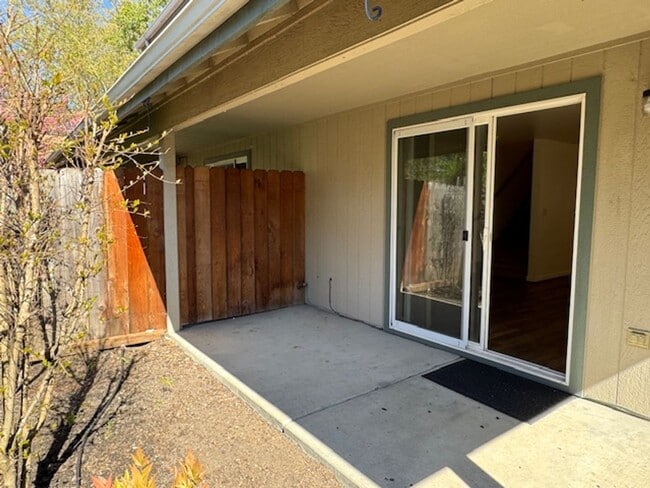 Building Photo - 323-325 SE K