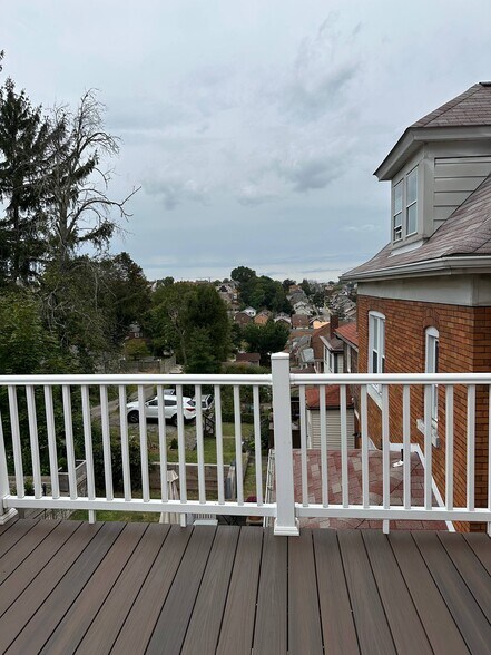 Building Photo - 738 Rossmore Ave
