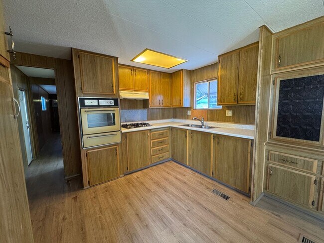 Building Photo - 384 Moser Ave