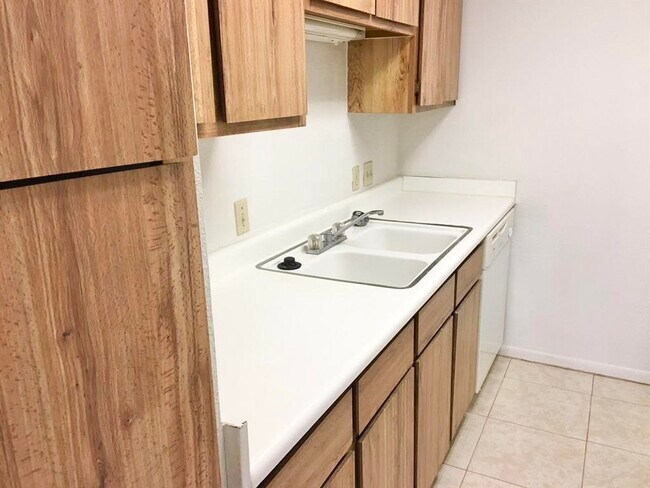 Building Photo - 16111 Aspenglen Dr