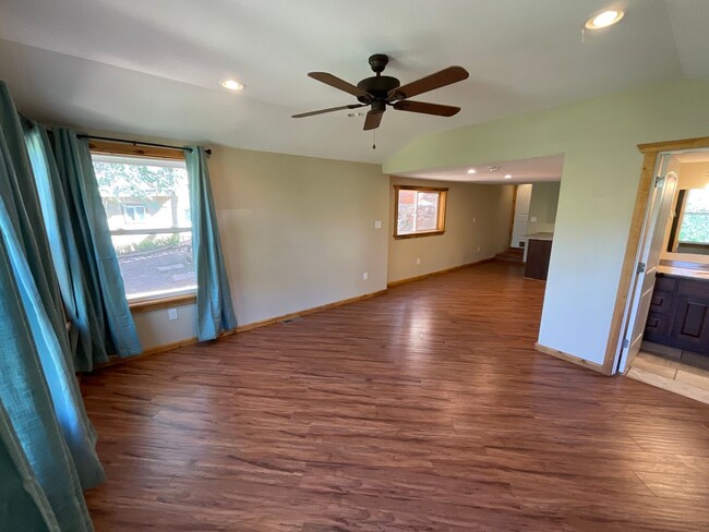 Building Photo - 2 Bedroom Home Available Near Manitou Ave ...