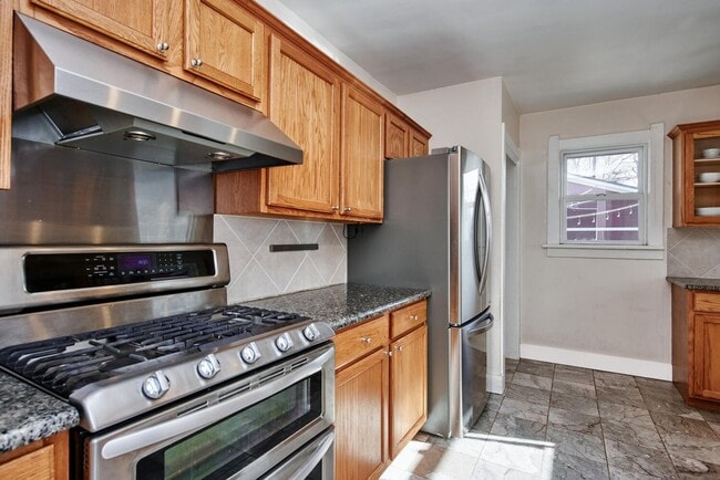 Building Photo - Long Realty & Property Management - Lovely Park Hill Home