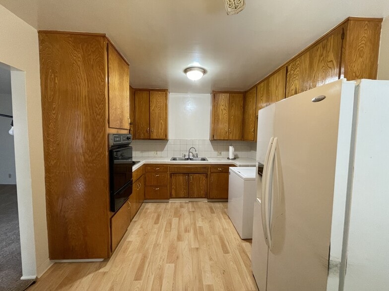 Kitchen - 2207 Carnegie Ln
