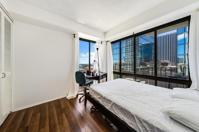 Building Photo - 2BED 2 BATH ALL UTILITIES INCLUDED DOWNTOW...