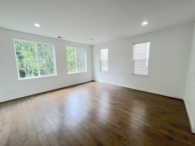 Building Photo - Spacious 4-Bedroom/3.5-Bathroom Townhome i...