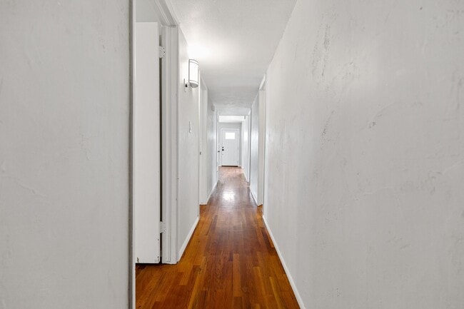 Building Photo - 3 Bedroom 2 Bath Conveniently Located House!