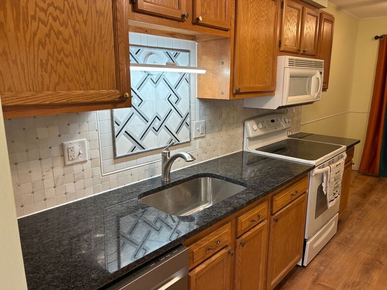 Building Photo - 17082 Kingsbrooke Dr