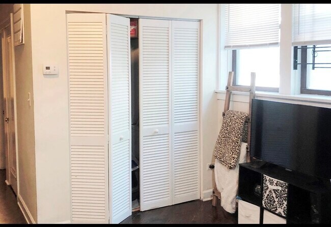 Building Photo - 3325 N Lakewood Ave