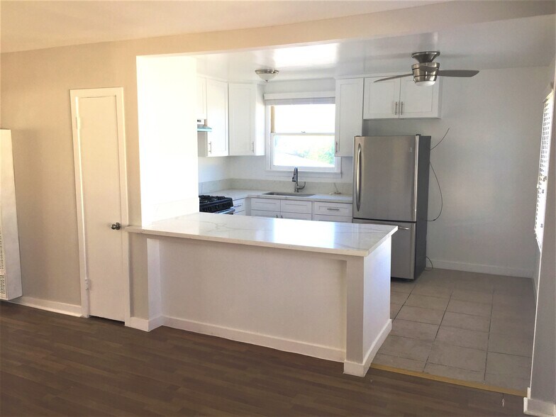 Building Photo - 12641 Vanowen St