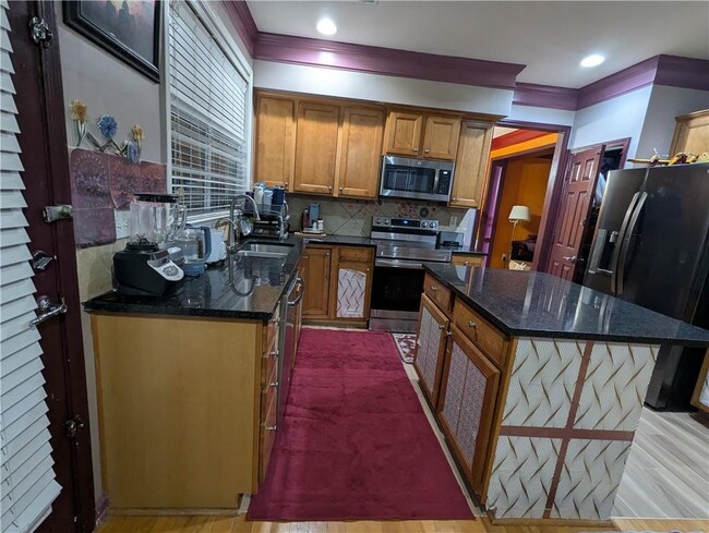 Building Photo - 815 Earlham Dr