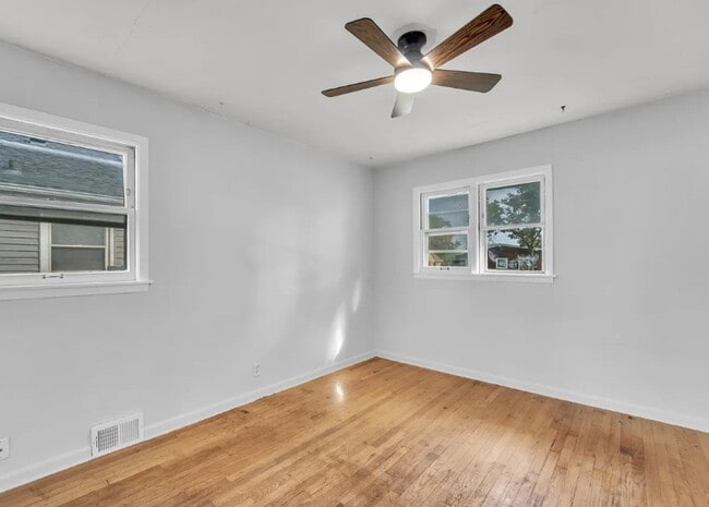 Building Photo - Charming Move-In Ready Home in a Quiet Milwaukee Neighborhood