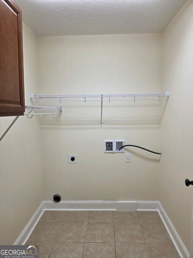 Building Photo - 516 Hide-A-Way Lk Lp