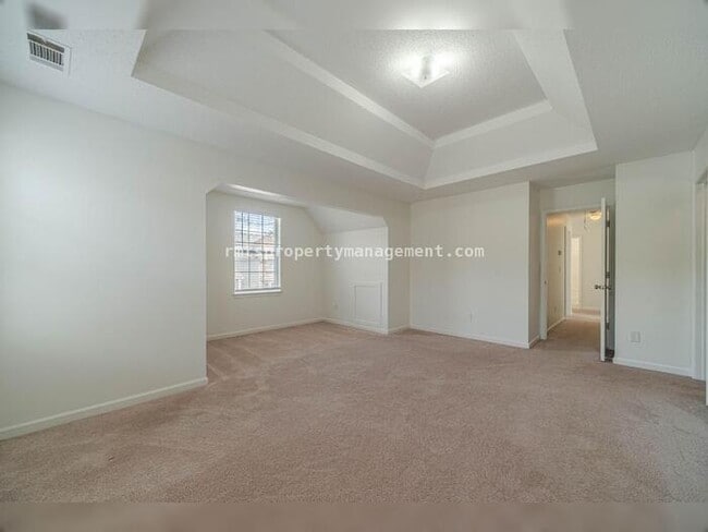 Building Photo - Spacious 4 bedroom 2.5 bath