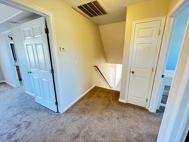 Building Photo - 693 E Castle Stone Dr