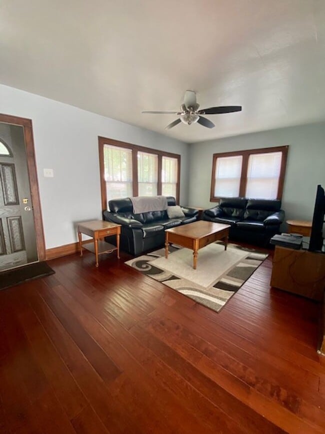 Building Photo - Charming 2 Bedroom 1 Bath Single Family Home!