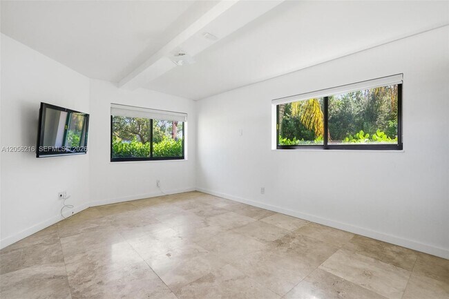Building Photo - 2180 NE 191st Dr