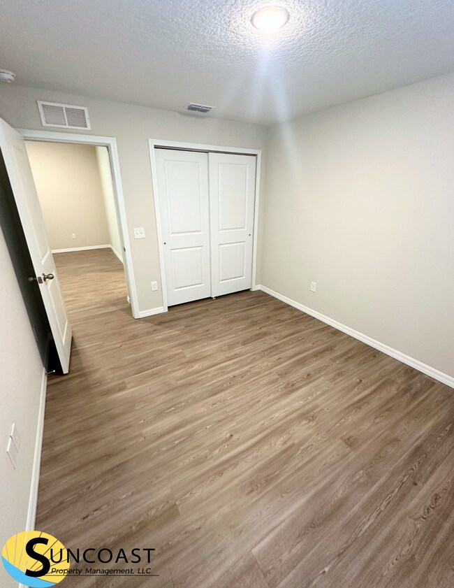 Building Photo - Elegant 4 Bedroom Off Collins!