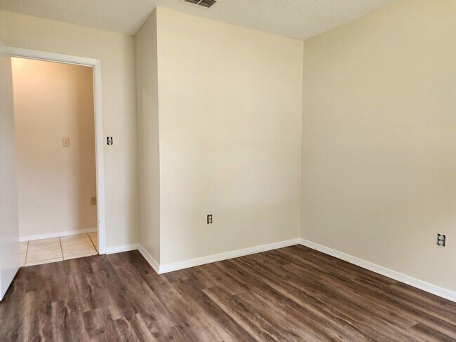 Building Photo - Garage and Fenced Back Yard in Foley!