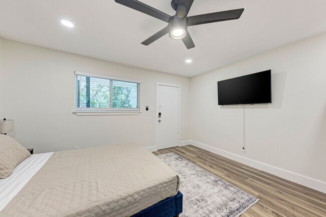 Building Photo - For Lease – Fully Furnished Studio Near UT