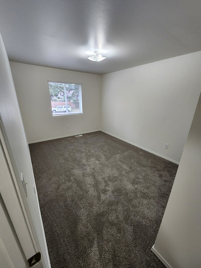 Building Photo - "Spacious 3-Bed Duplex Retreat in Tacoma: ...