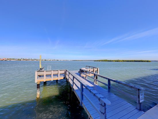 Private fishing dock - 250 126th Ave