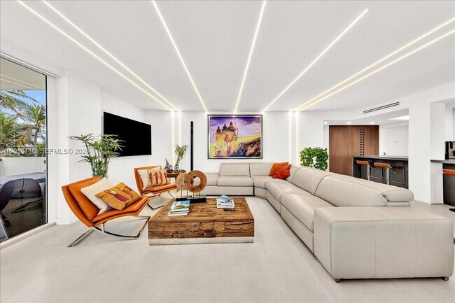 Building Photo - 1147 Hillsboro Mile