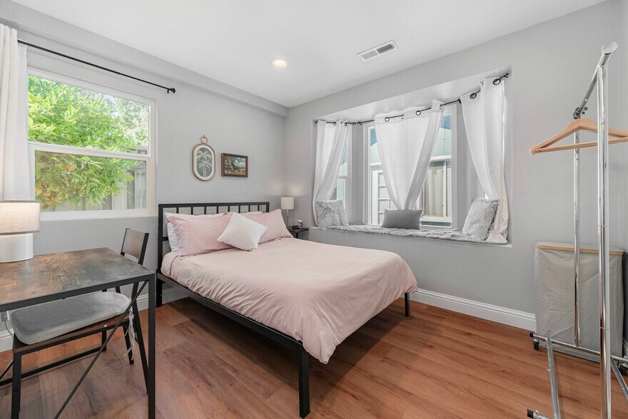 Building Photo - 2326 Cherry Ave