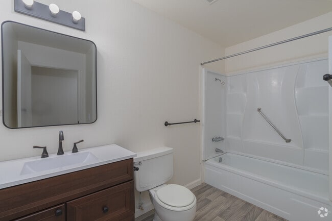 2BR, 1BA - 650SF - Bathroom - The Coho