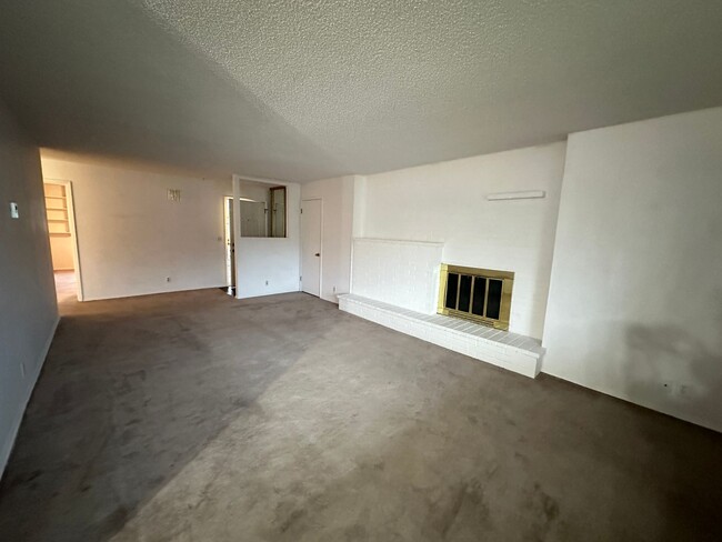 Building Photo - Oversized 2 bedroom Condo -  **$500 off Mo...