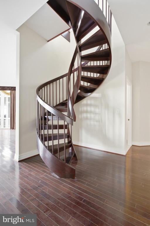 Building Photo - 8220 Crestwood Heights Dr