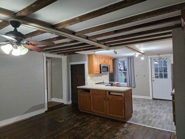 Building Photo - 3 Bedroom 1.5 Bath Located in Middletown